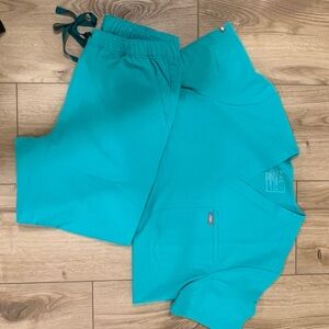 Men’s medium figs scrub set- worn once